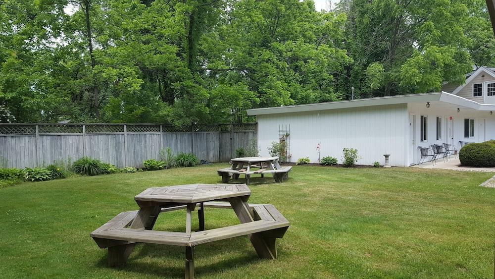 Captain's Quarters Motel photo 34