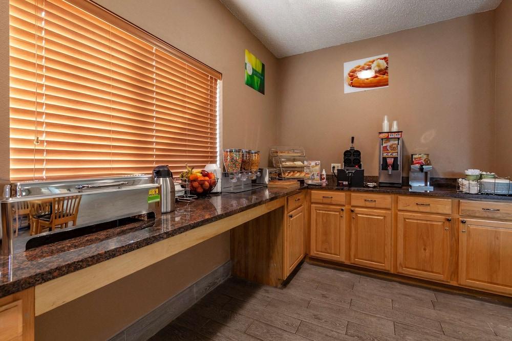 Quality Inn Redgranite photo 27