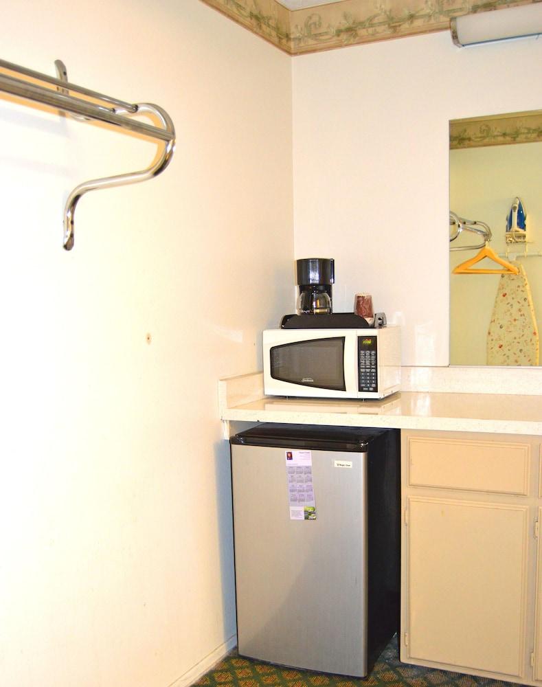 Town House Motel photo 16