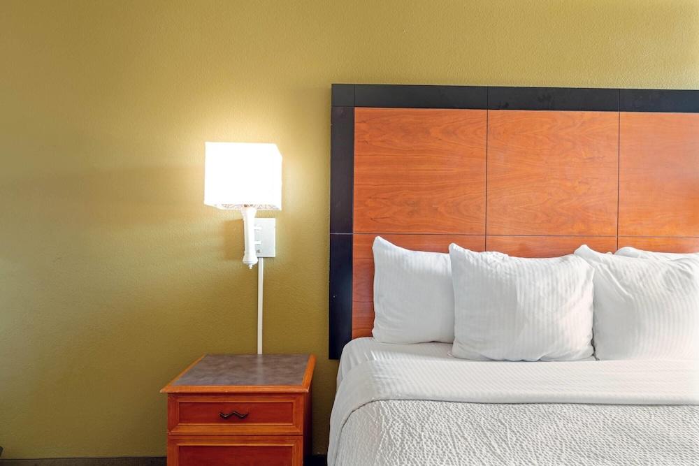 Travelodge by Wyndham Phoenix North photo 20