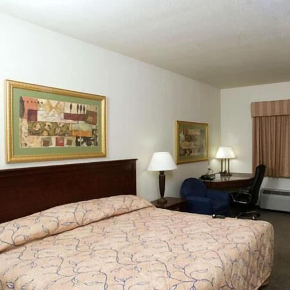 HomeTown Hotel Bryant photo 12