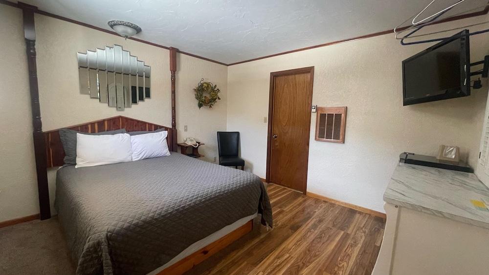 Cedar Wood Inn photo 31