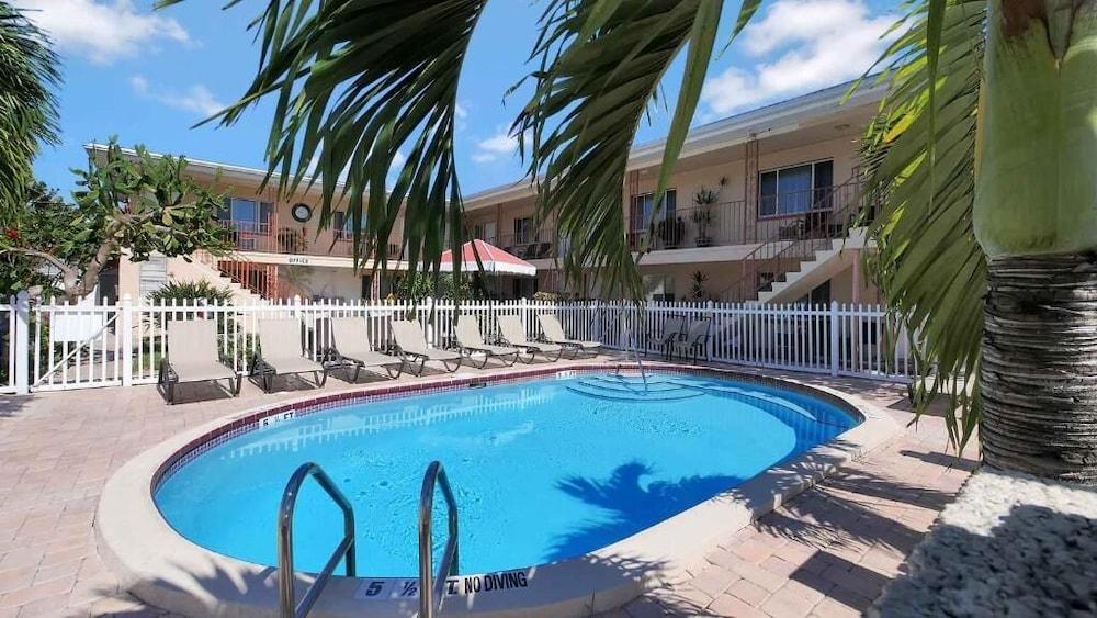 Carlton House Motel photo 2