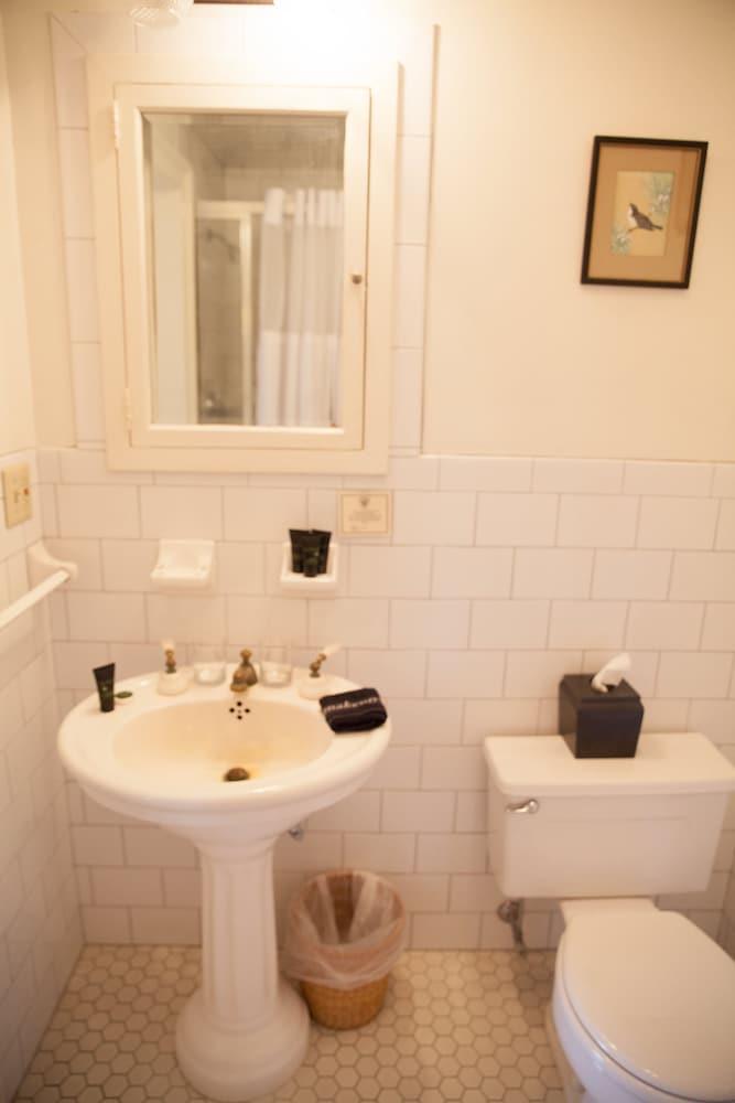 Bee and Thistle Inn photo 53