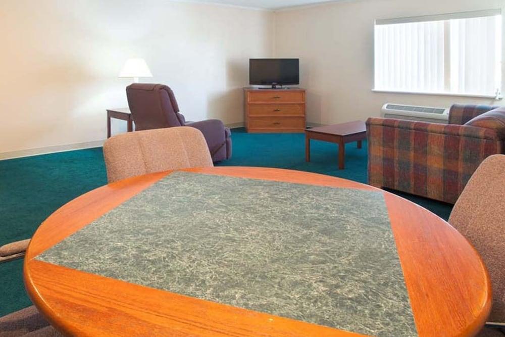 Norwood Inn & Suites by BlissPoint Post Rd Indianapolis photo 43