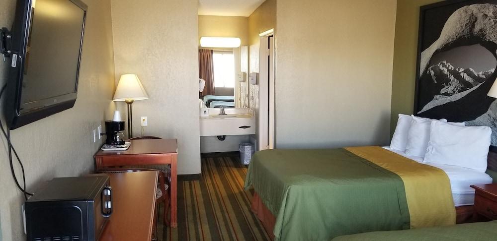Super 8 by Wyndham Ridgecrest photo 37