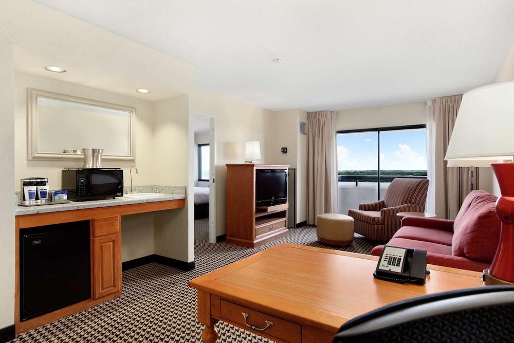 Hilton Chicago/Oak Brook Suites photo 10