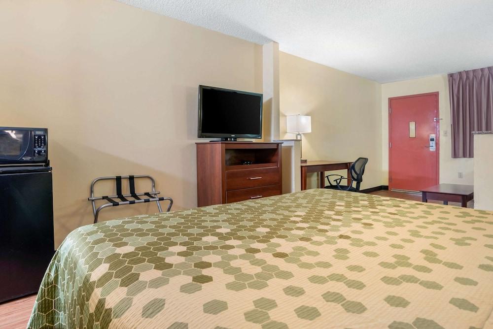 Econo Lodge Inn & Suites Forest photo 16