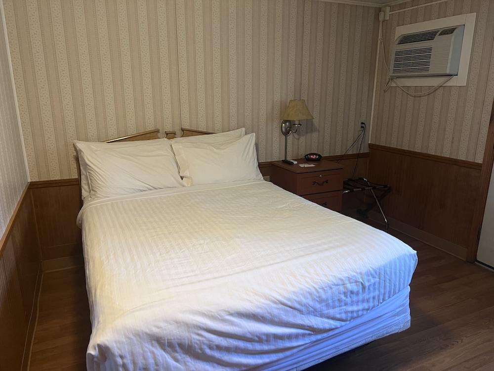 Hampton Motel photo 14
