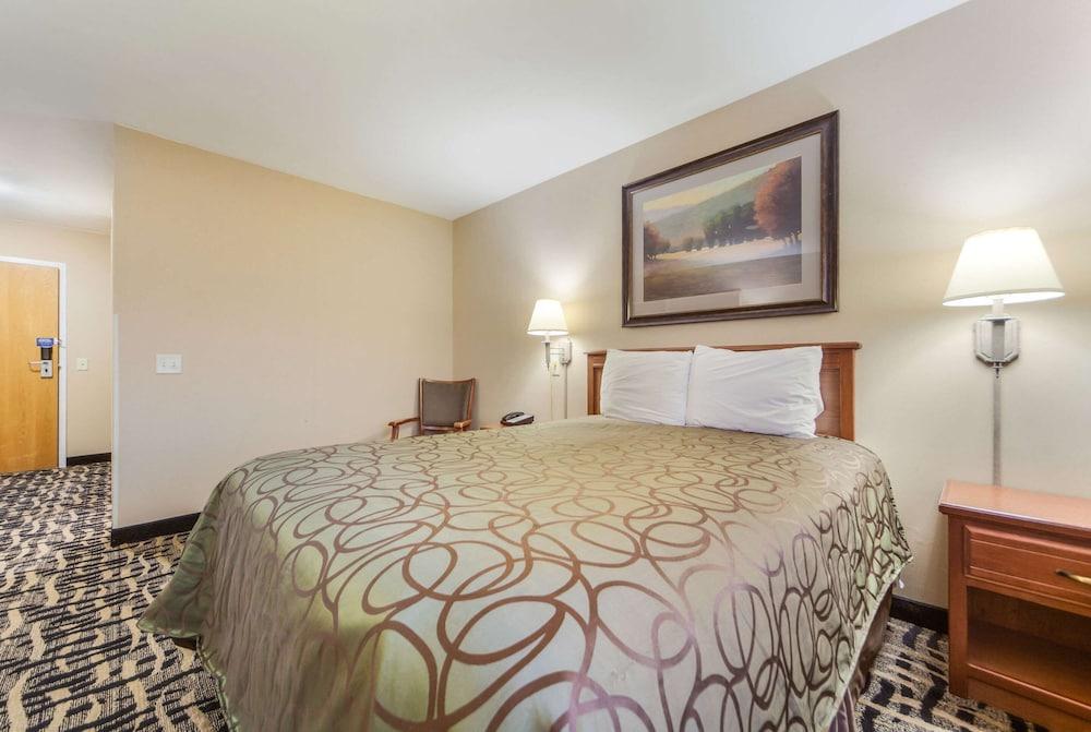 Super 8 by Wyndham Cozad photo 12