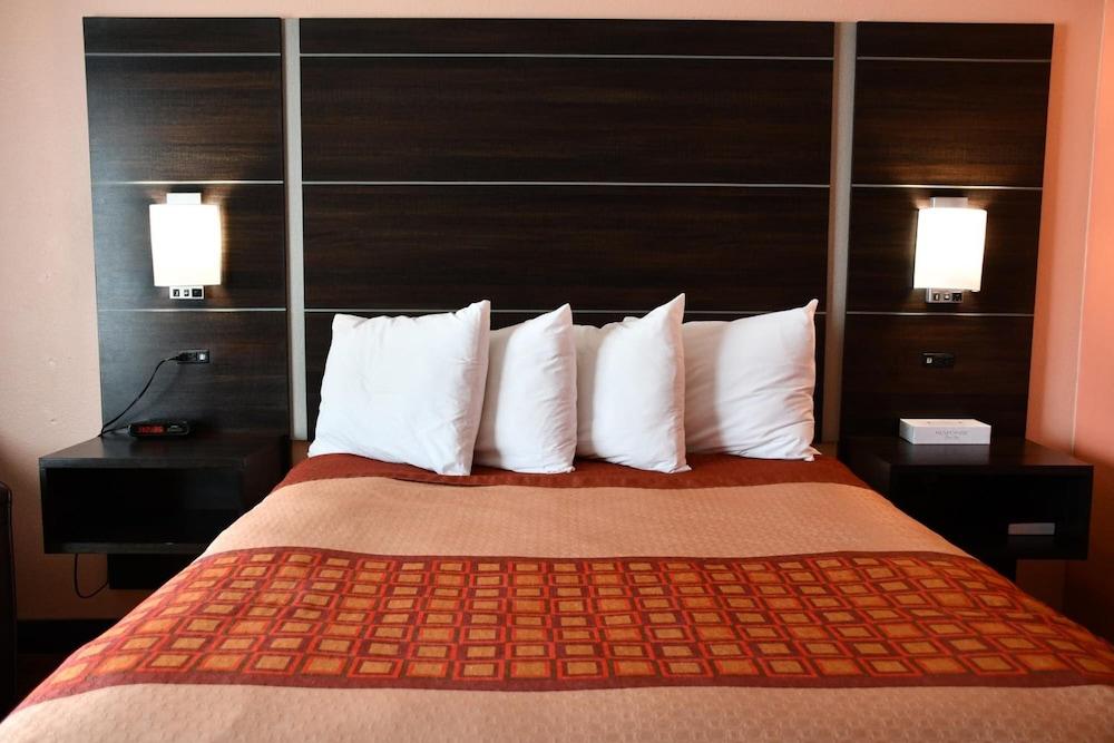 Regency Inn & Suites photo 38