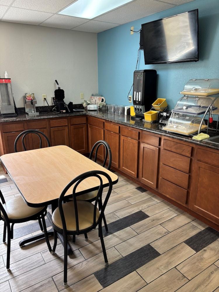 Days Inn by Wyndham West Branch Iowa City Area photo 27