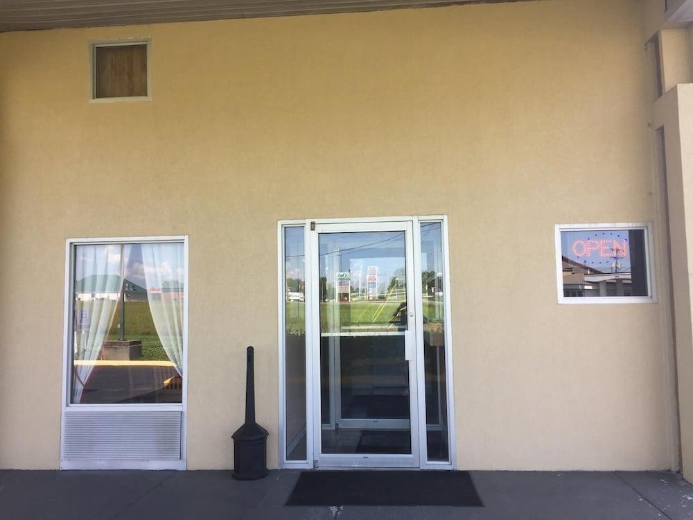 Americas Best Value Inn Manchester, TN photo 25