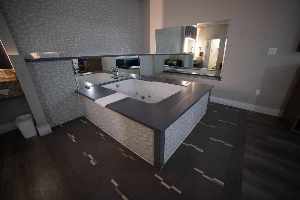 Mid City Inn and Suites photo 51