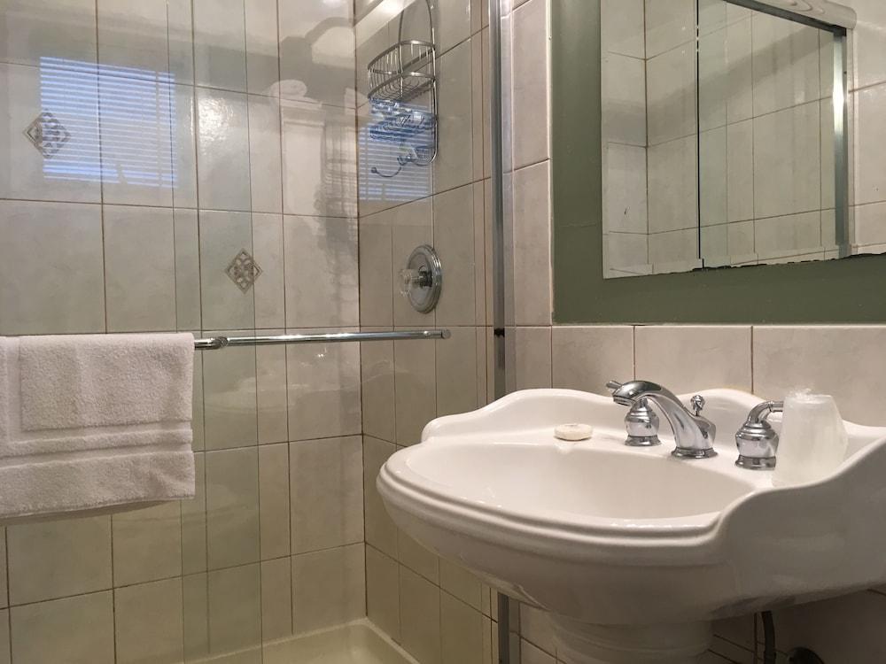 Westhampton Seabreeze Motel photo 32