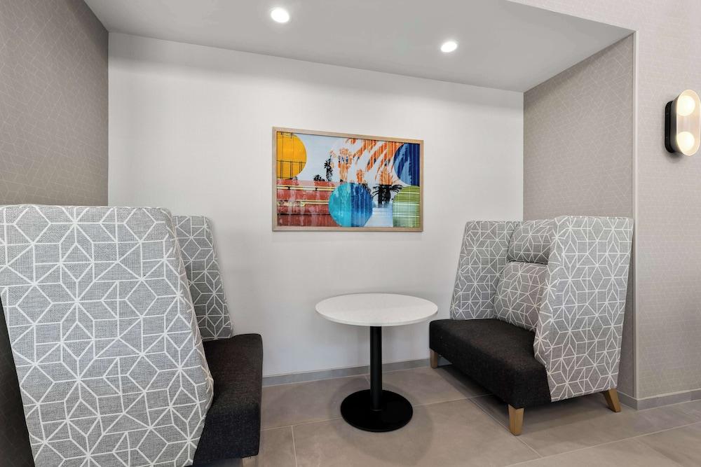 Hampton Inn & Suites Corona, Ca photo 3