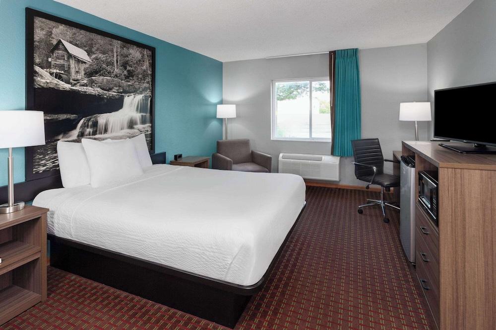 Super 8 by Wyndham McHenry/Fox Lake Area photo 12