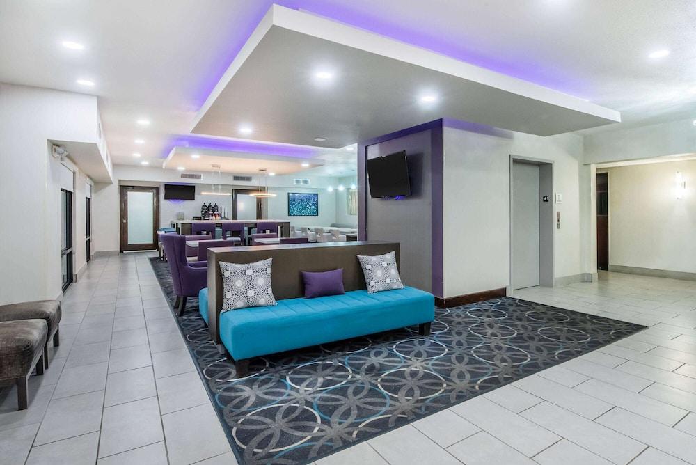 La Quinta Inn & Suites by Wyndham Fairborn Wright-Patterson photo 32