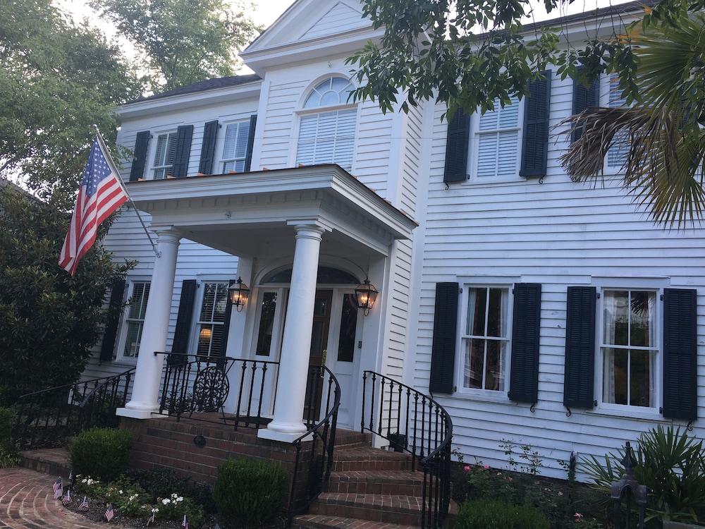 Carriage House Inn photo 35