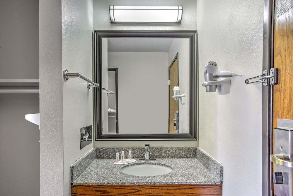 Days Inn by Wyndham Le Roy/Bloomington Southeast photo 5