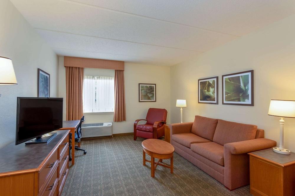 La Quinta Inn & Suites by Wyndham Jacksonville Mandarin photo 18