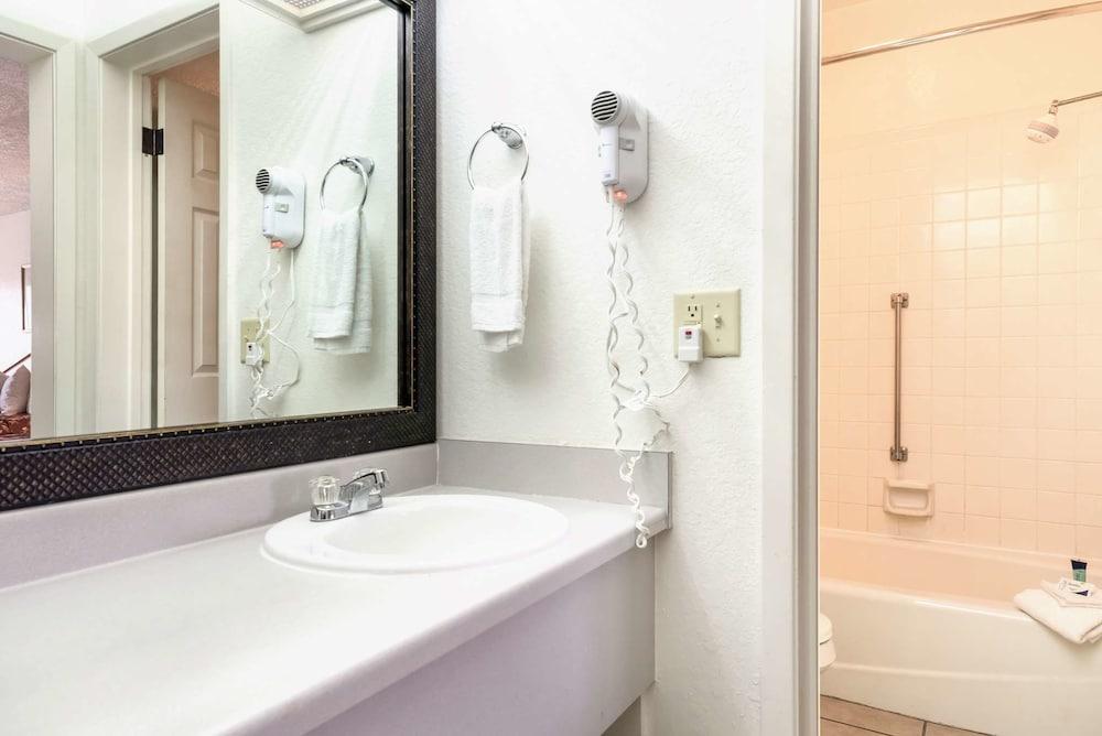 Americas Best Value Inn Paris photo 8