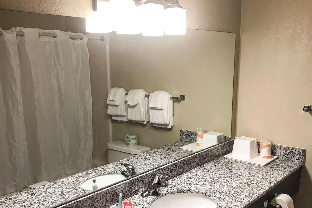 Econo Lodge Mifflintown photo 21