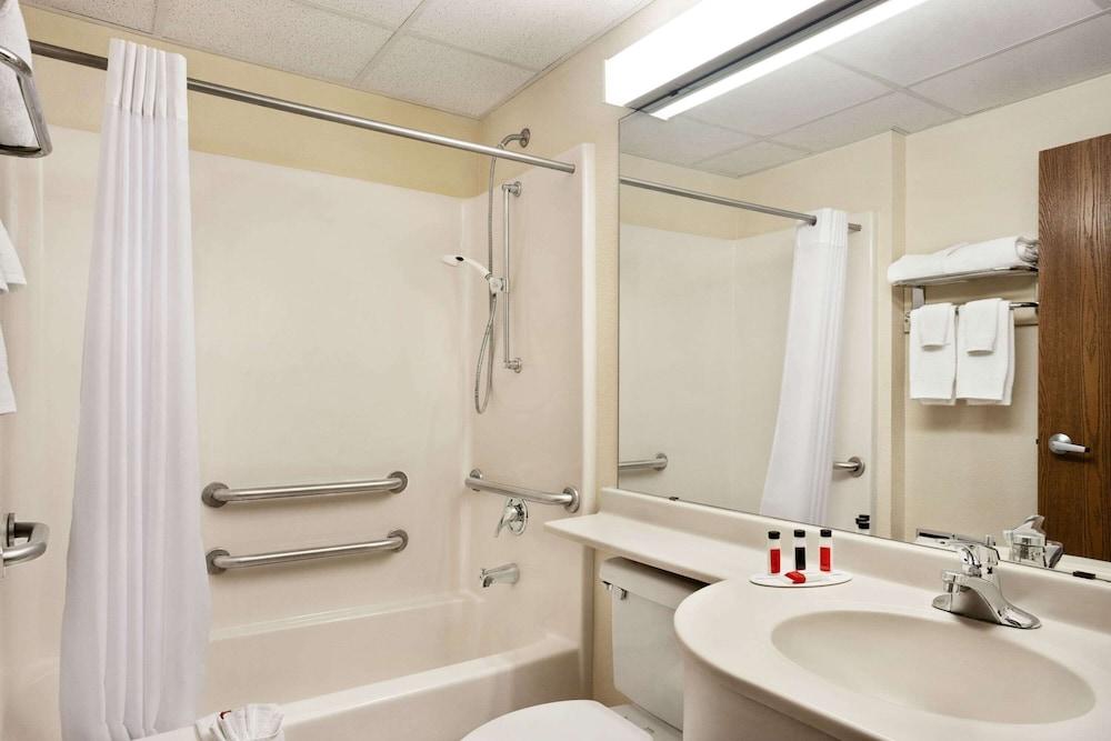 Travelodge by Wyndham Fort Scott photo 13