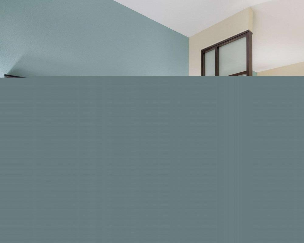 Comfort Suites Topeka Northwest photo 25