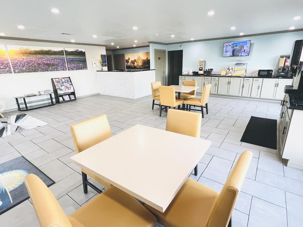Days Inn by Wyndham Canton photo 7