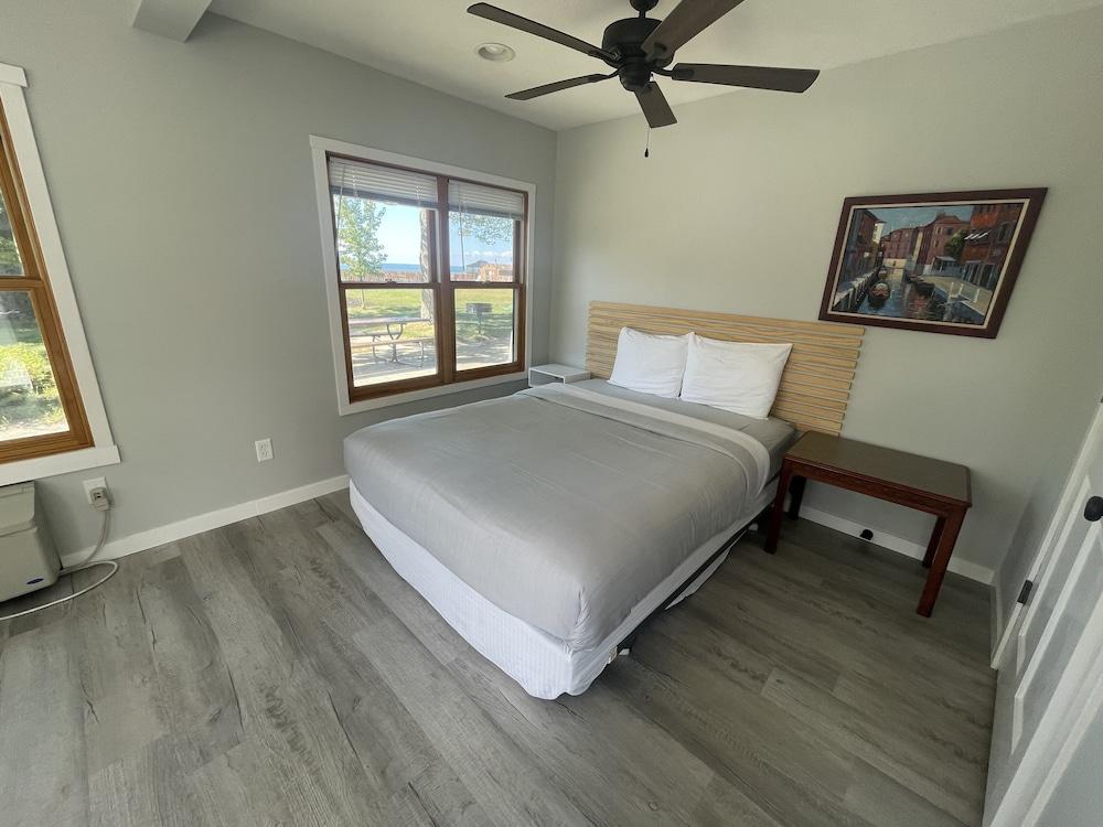 Lake Bluff Inn and Suites photo 12
