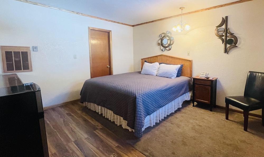 Cedar Wood Inn photo 32