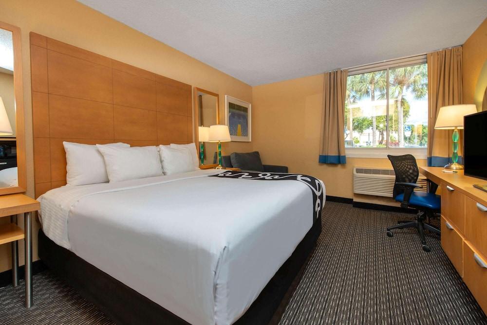 La Quinta Inn & Suites by Wyndham Deerfield Beach I-95 photo 21