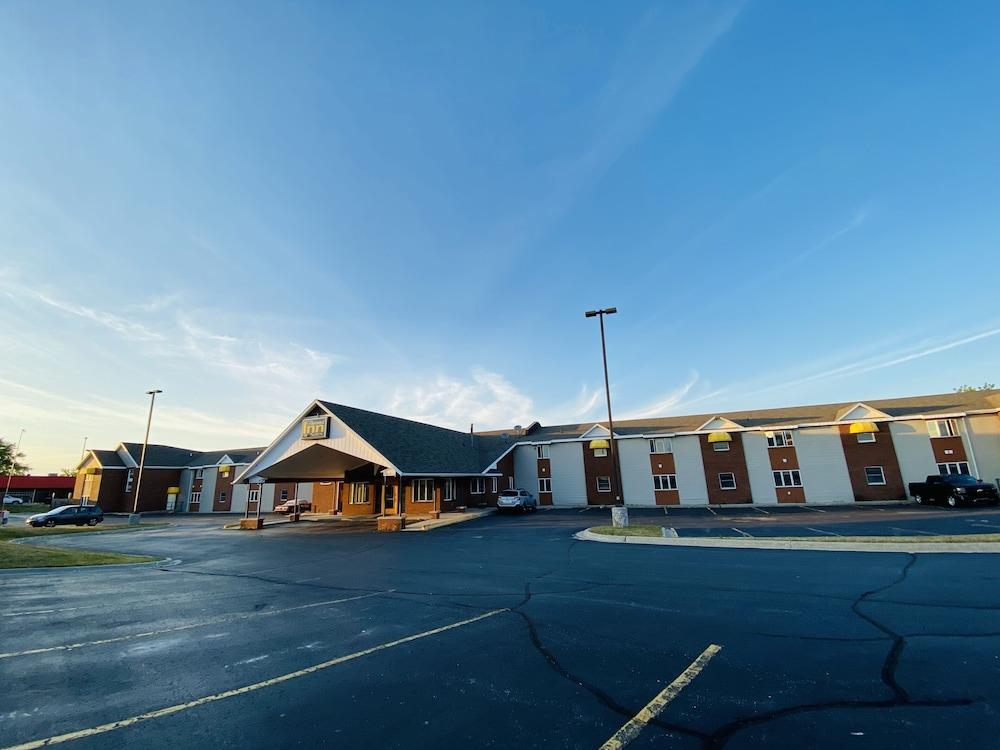 Fleetwood Inn & Suites photo 10