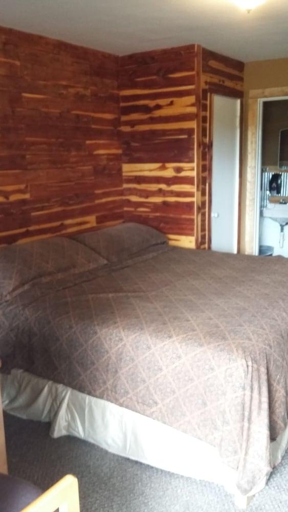 Headwaters Motel photo 3