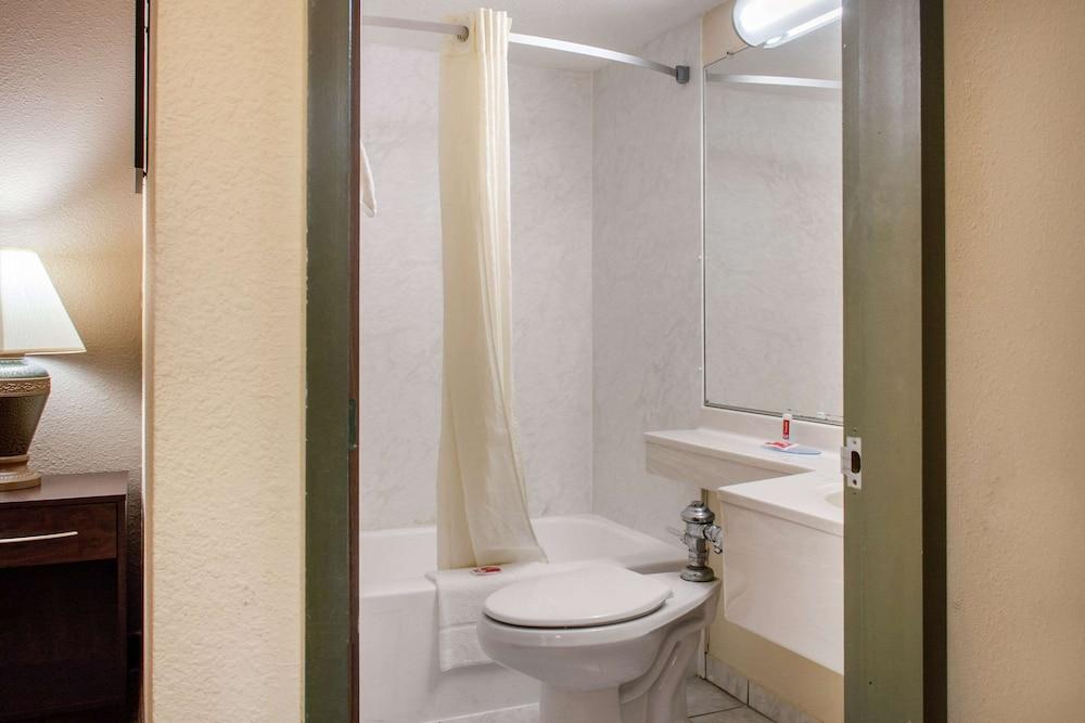 Econo Lodge Inn And Suites photo 20