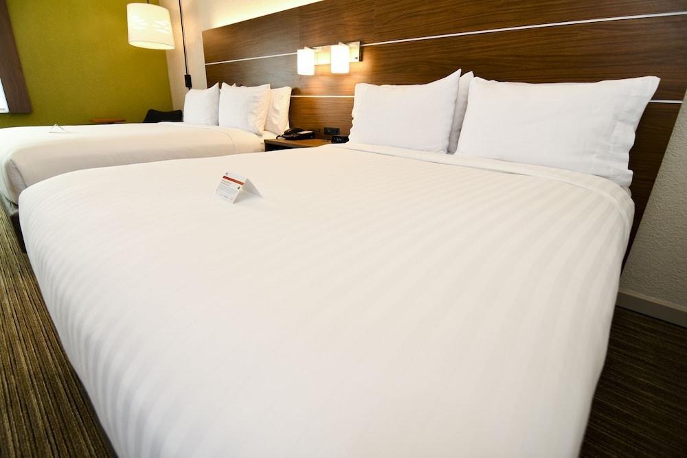 Holiday Inn Express Hotel & Stes Port Clinton-Catawba Island by IHG photo 4