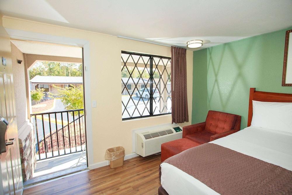 Travelodge by Wyndham Macon West photo 8