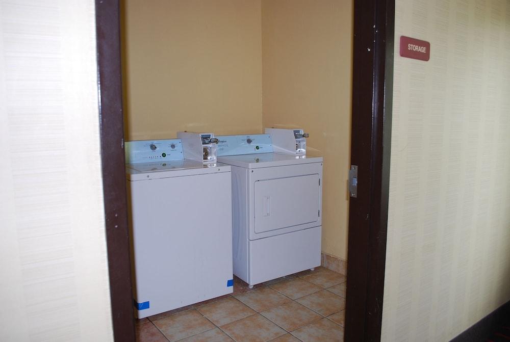 Jameson Inn and Suites Riverdale photo 23