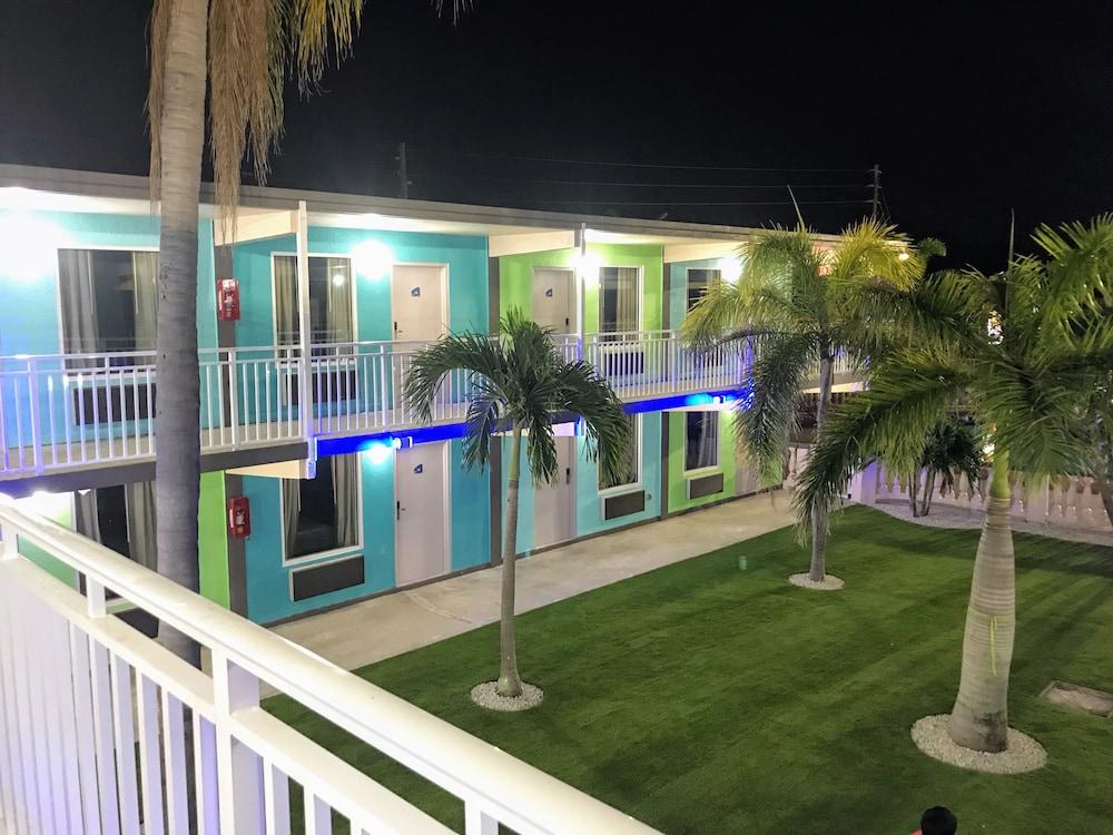 Tropical Inn & Suites photo 51
