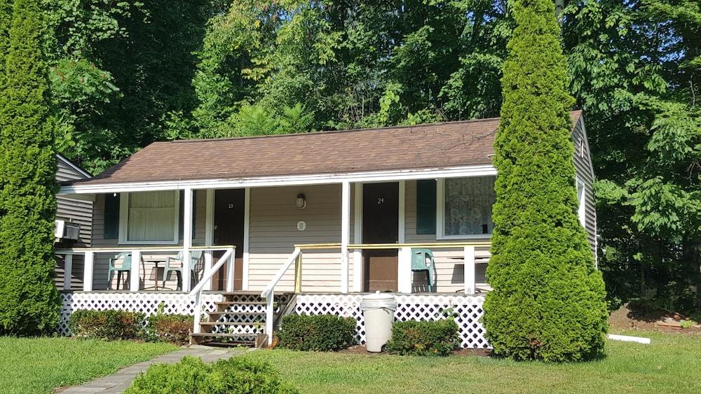 Adirondack Oasis Motel photo 12