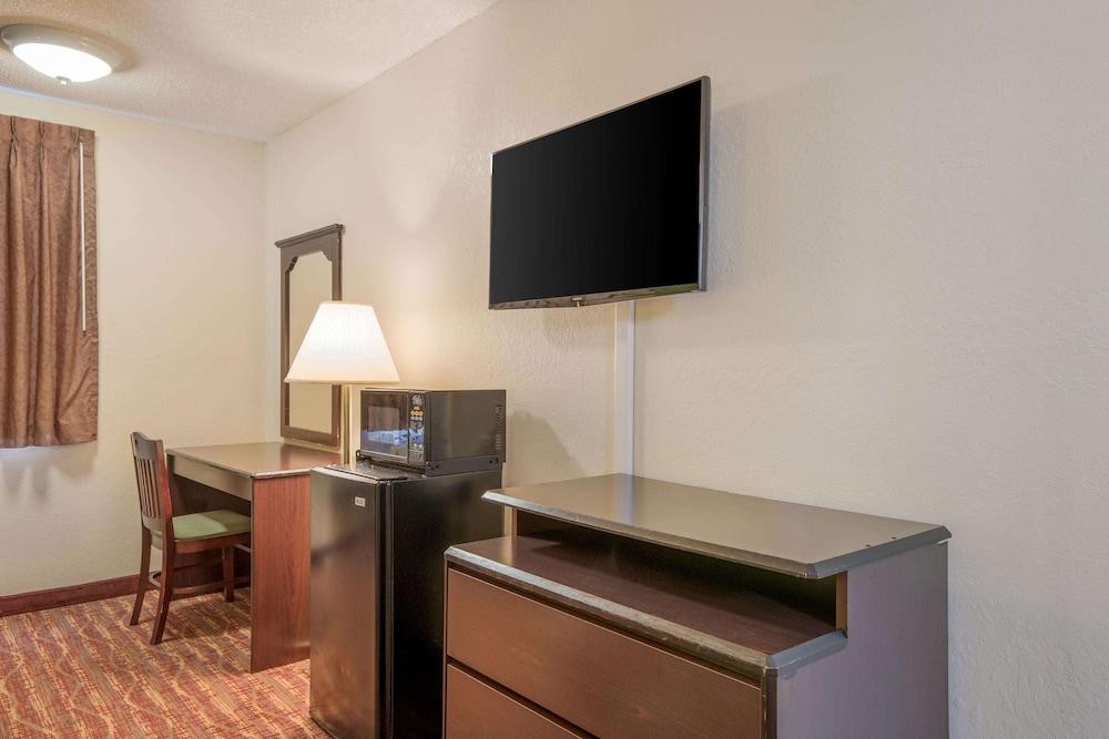 Rodeway Inn Benton photo 26