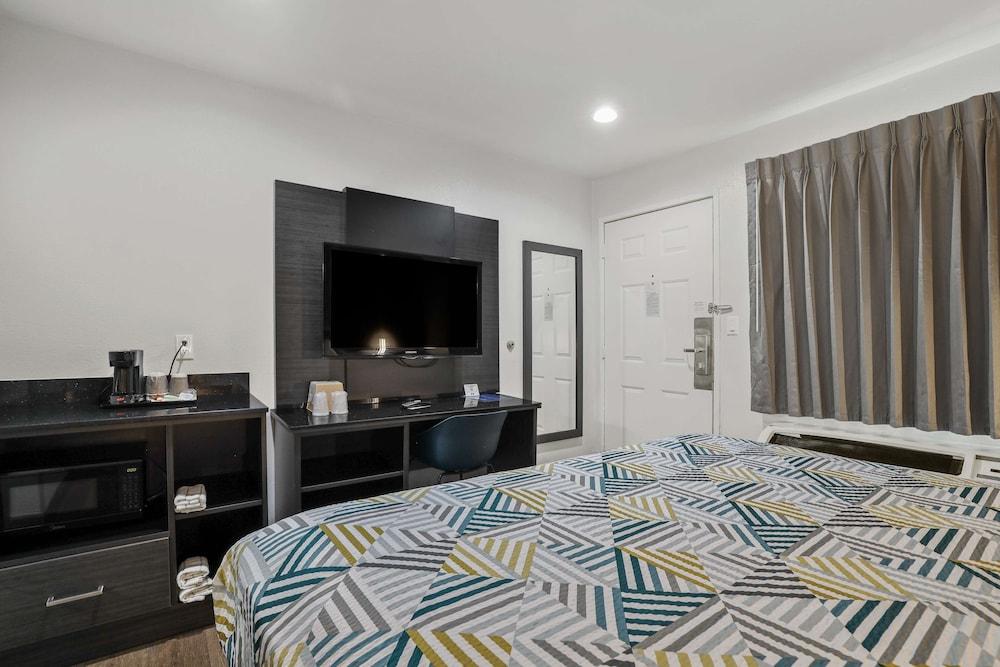 Studio 6 Suites Escondido, CA photo 3