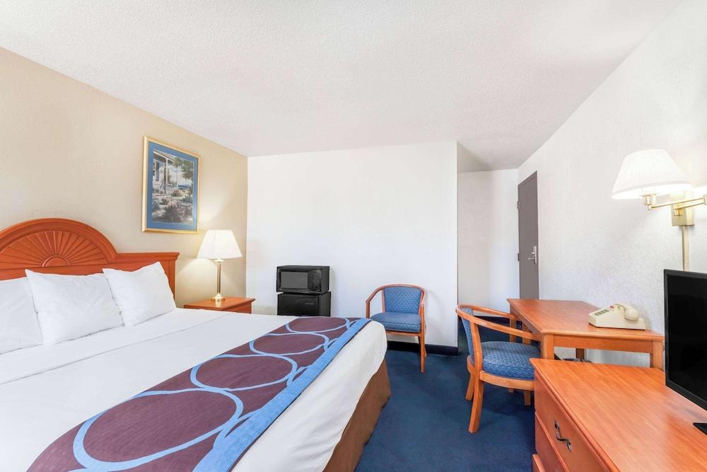 Super 8 by Wyndham Montgomery Maybrook photo 17
