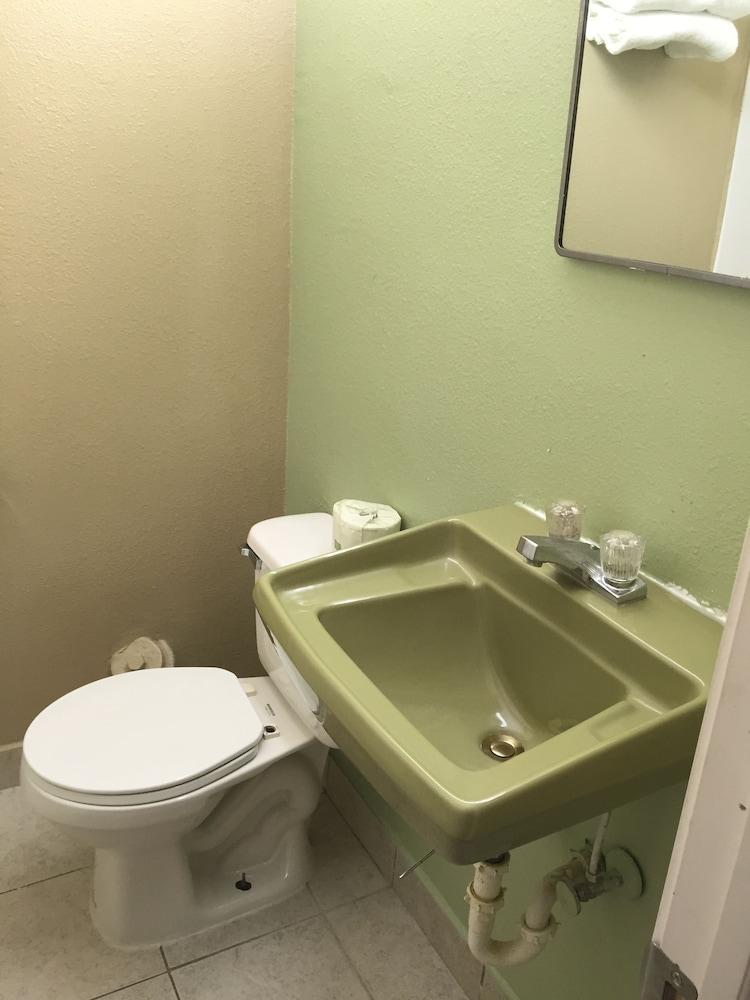 Town and Country Motel photo 16