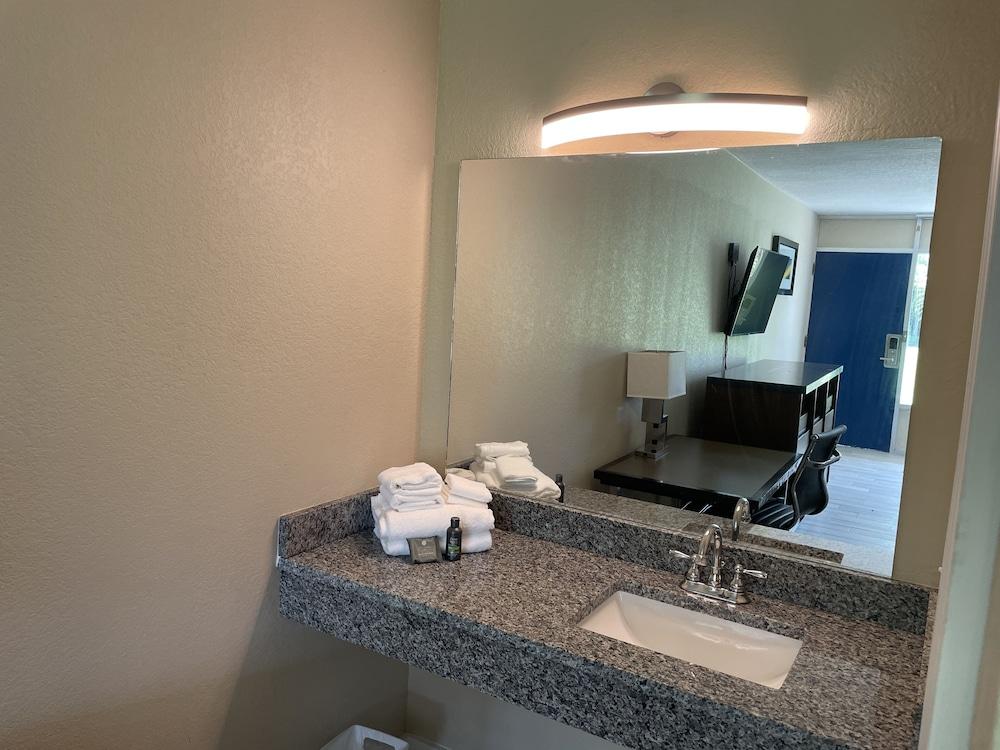 Econo Lodge Jennings photo 28
