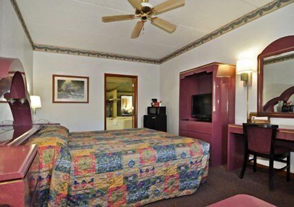 Econo Lodge Inn & Suites Albany North photo 19
