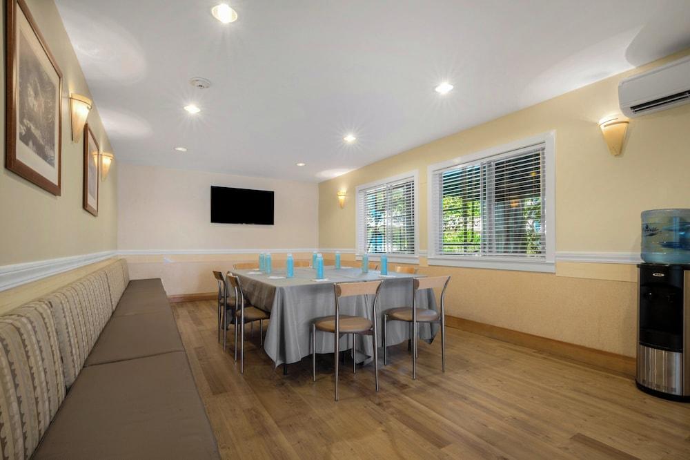 Marin Suites Hotel photo 37