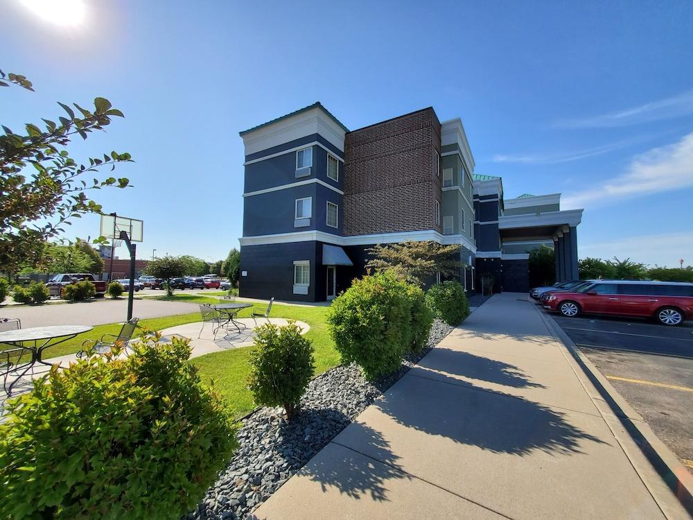 GrandStay Hotel and Conference photo 6
