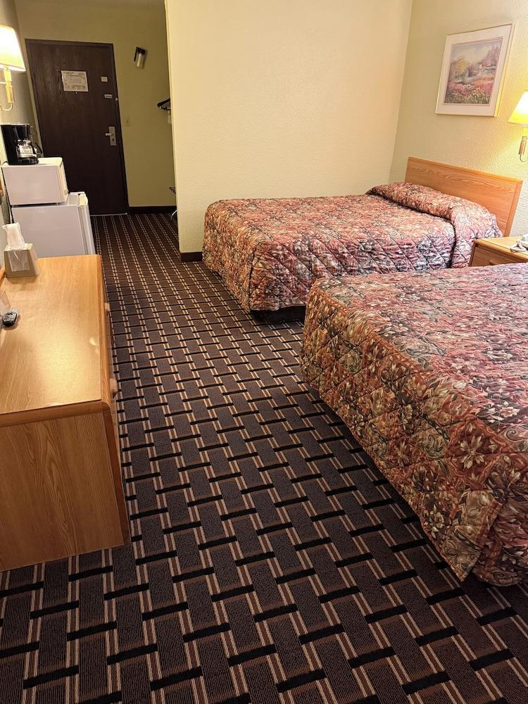 Peddlers Inn Motel photo 12